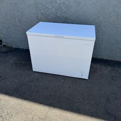 Insignia 10.2 Cunic Deep Chest Freezer Free Local Delivery/30 Day Warranty