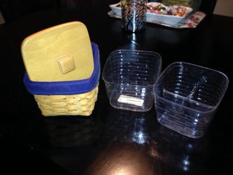 1999 Longaberger basket with lid 2protectors and liner
