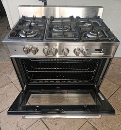 36 Inch Wide Gas Stove In Excellent Condition 