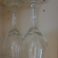 Glassware 2 Wine Glasses 🍷