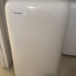 Toshiba 8,000 (DOE) BTU Portable Air Conditioner with Dehumidifier 