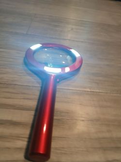 Magnifying glass with light