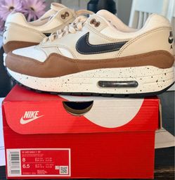 USED WOMENS 8.0 AIR MAX 1 87