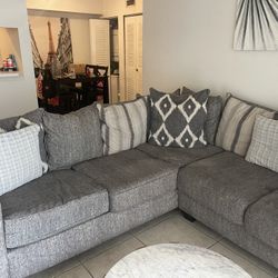 Large Sectional Sofa in Excellent Condition – Modern Gray Color Sofá seccional grande en excelente estado – color gris moderno