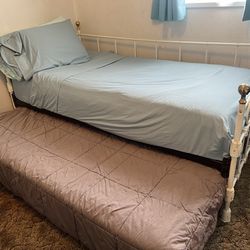 Charming Vintage Trundle Bed! 