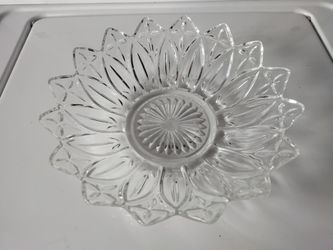 Cute low rise flower shaped transparent glass serving bowl 10in