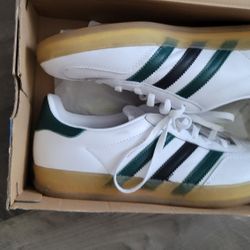 Gazelle

 Indoor Addidas 