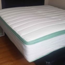 Novilla Hybrid King Size 12" Mattress w/Memory Foam Top (Brand New)