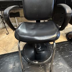 2 Hairstyling Chairs