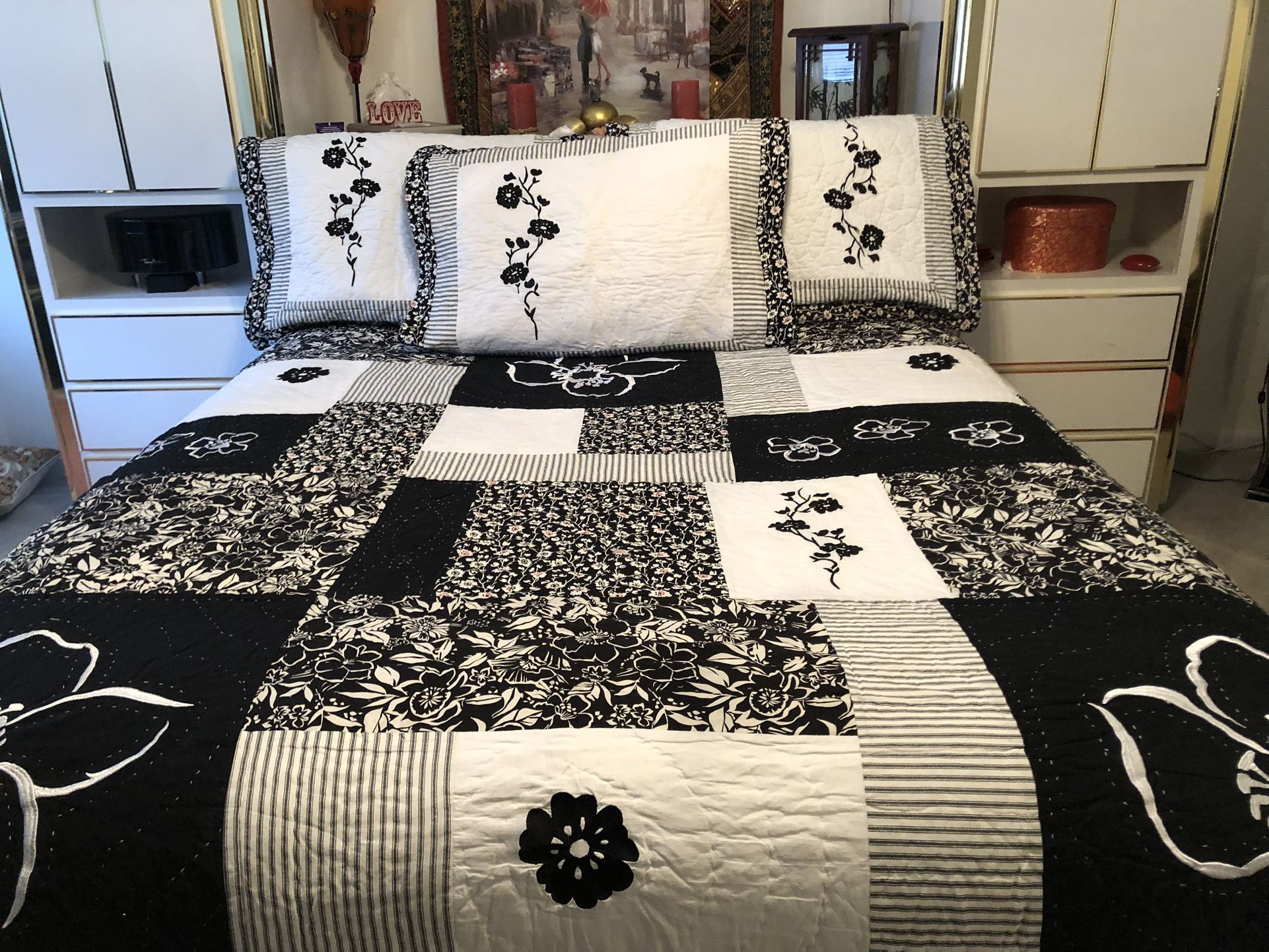 New black and white quilted bedspread with three pillows
