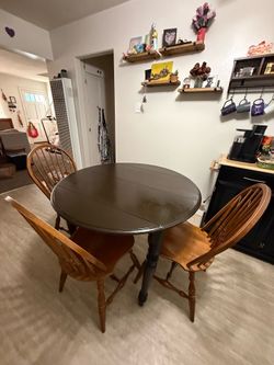 Old style round kitchen table w/ 4 chairs