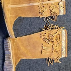 Minnetonka Woman's Boots 