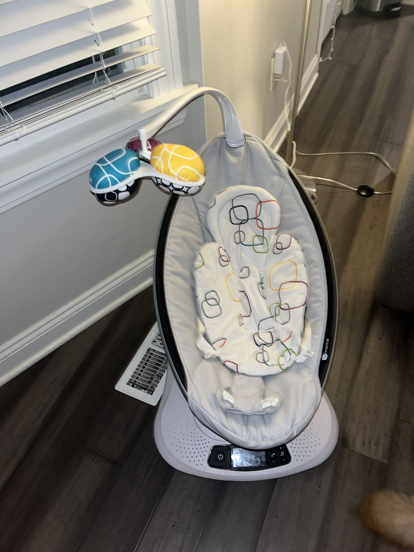 4moms Mamaroo Baby swing 