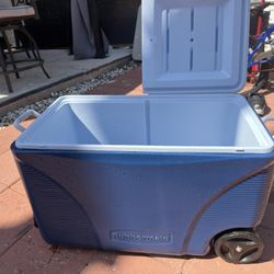 Rubbermaid 50qt Cooler / Ice Chest