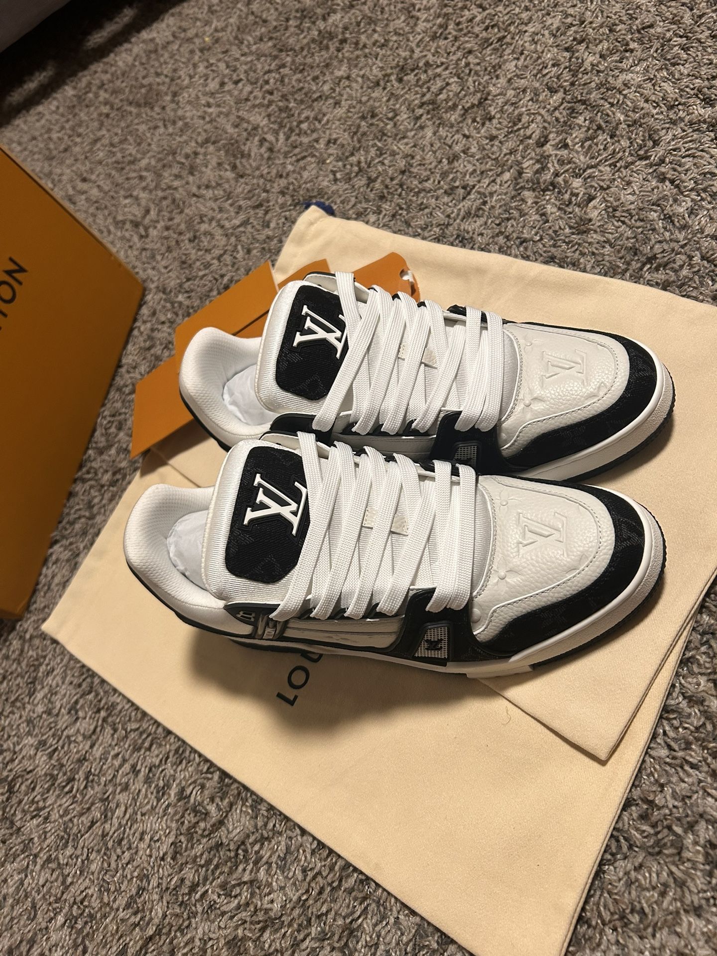 LV SKATES SIZE 10-12