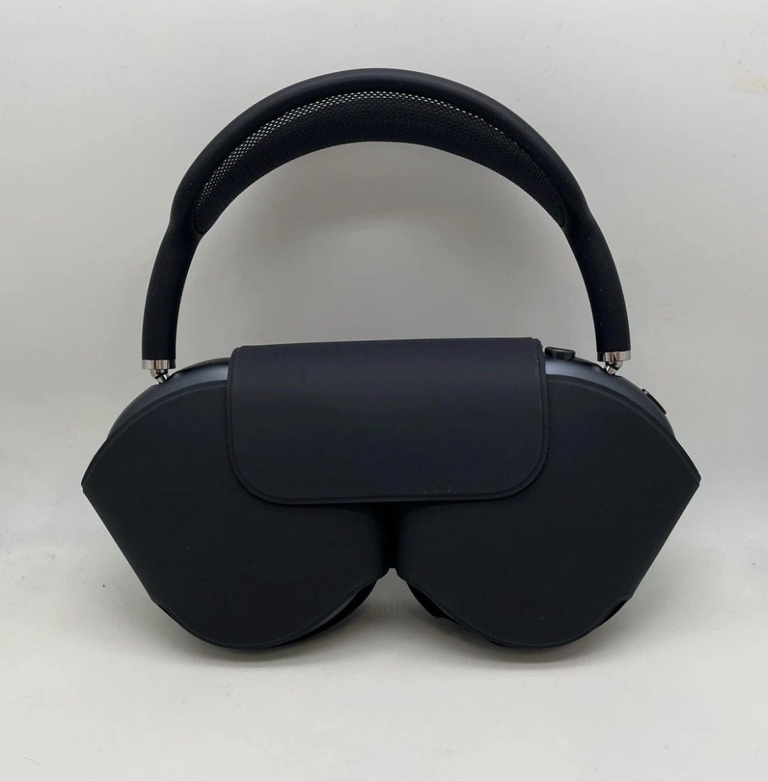 Used black AirPods Max