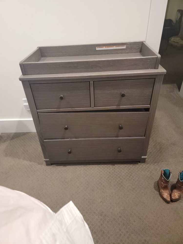 Simmons Kids Monterey 4 Drawer Dresser w/Changing Top