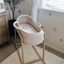 Andy Home Bassinet W/ Wood Stand 
