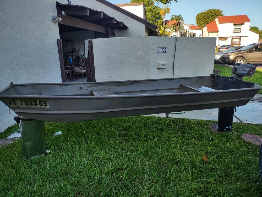 12 Foot Boat With Title 2.5 Nissan With 3.5 Carburator Runs Excellent