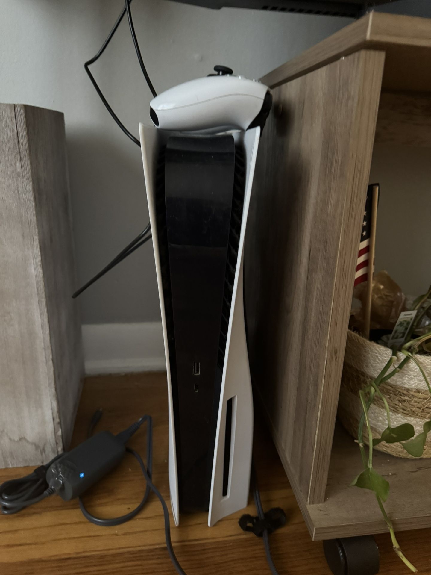 PS5 W/ 2 Controllers & GTA5 & CODMW6 Disk