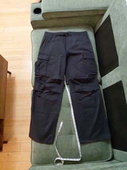 H&m men's relaxed fit cargo pants. Size m. Color black. Lightly used condition.