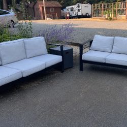 ***pending Pickup*** Outdoor Furniture - 5 Seats Plus Cushions 
