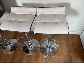 White leather bar stool set