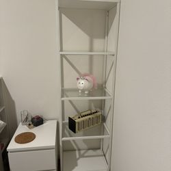 White shelf. Estante Blanco