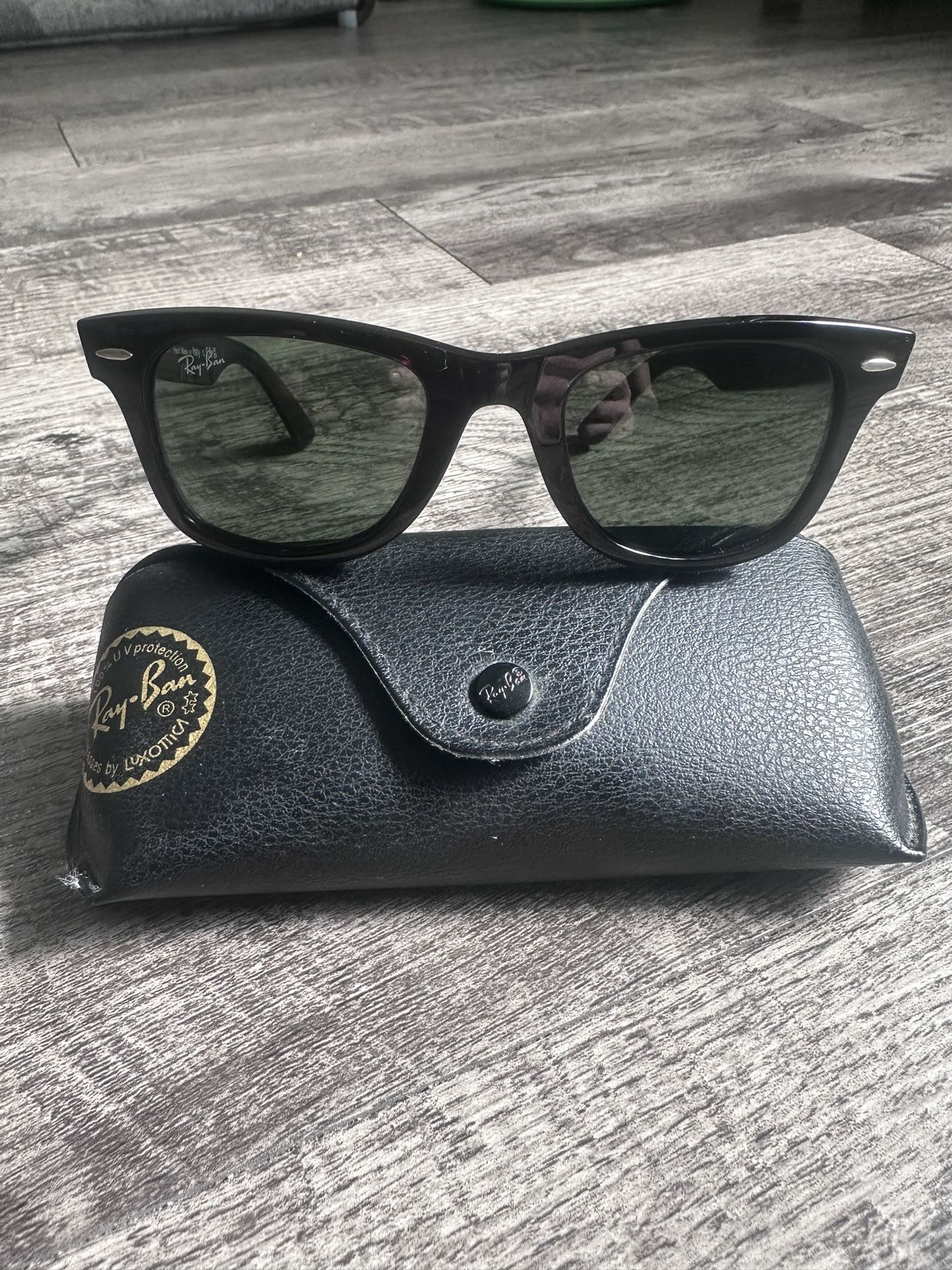Make Me An Offer!! Ray-Ban RB2140 Original Wayfarer Square Sunglasses 50 mm, Black/Green - Like new!