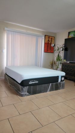 VERY NICE LIKE NEW QUEEN SIZE TEMPURPEDIC  HYBRID MATTRESS AND BOXSPRING FOR SALE IN EXCELLENT CONDITION! FRE DELIVERY