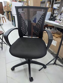 Black Mesh Back Office Chair with Armrests