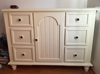 Baby storage cabinet
