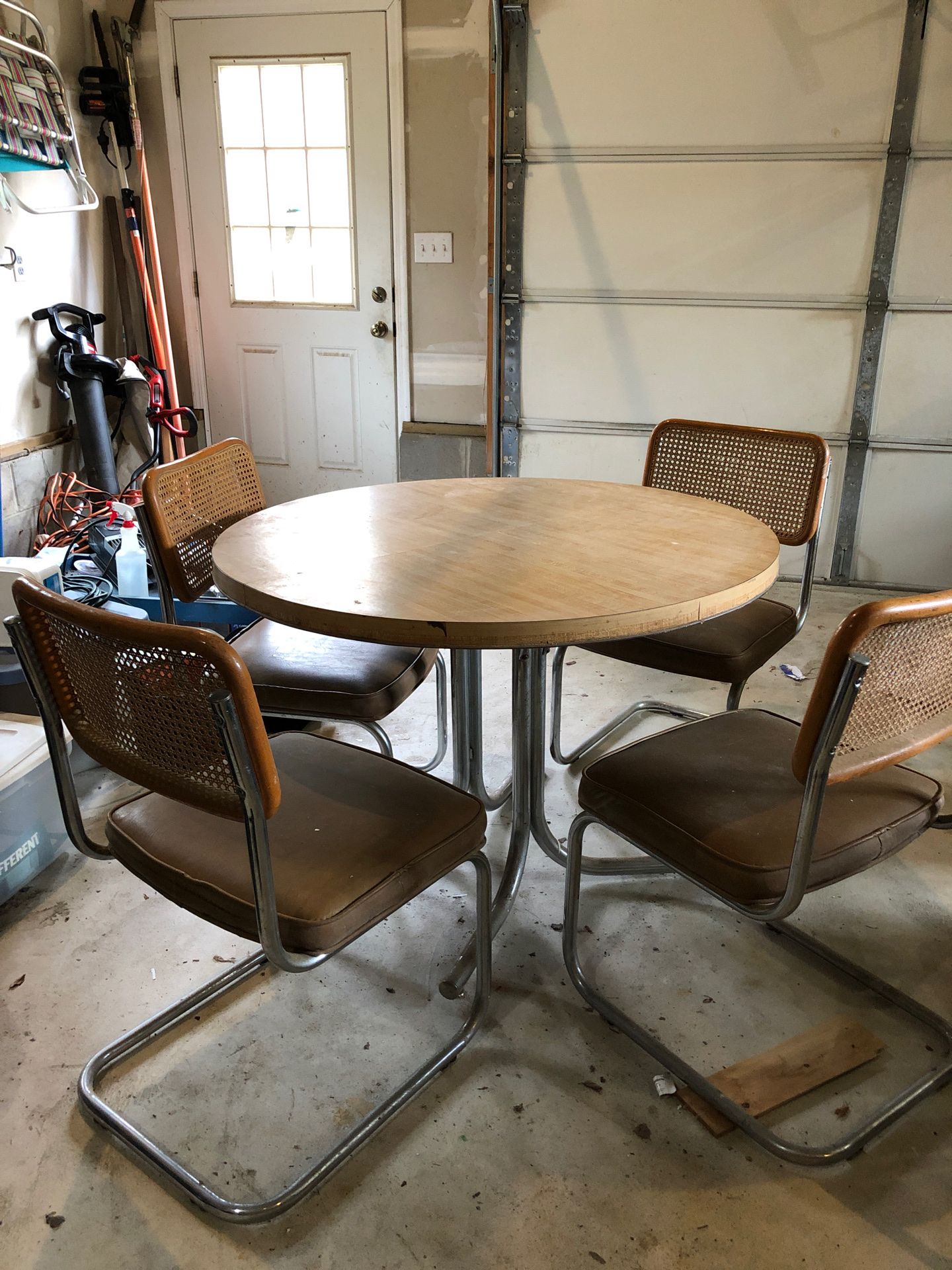 Wood grain kitchen table, 4 padded seats