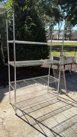 Metal wire shelving unit