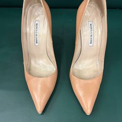 Manolo Blahnik Beige / Nude Leather Pointed Toe Stiletto Heel Pumps 8.5