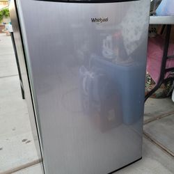 Whirlpool Mini Refrigerator  4.3 cft