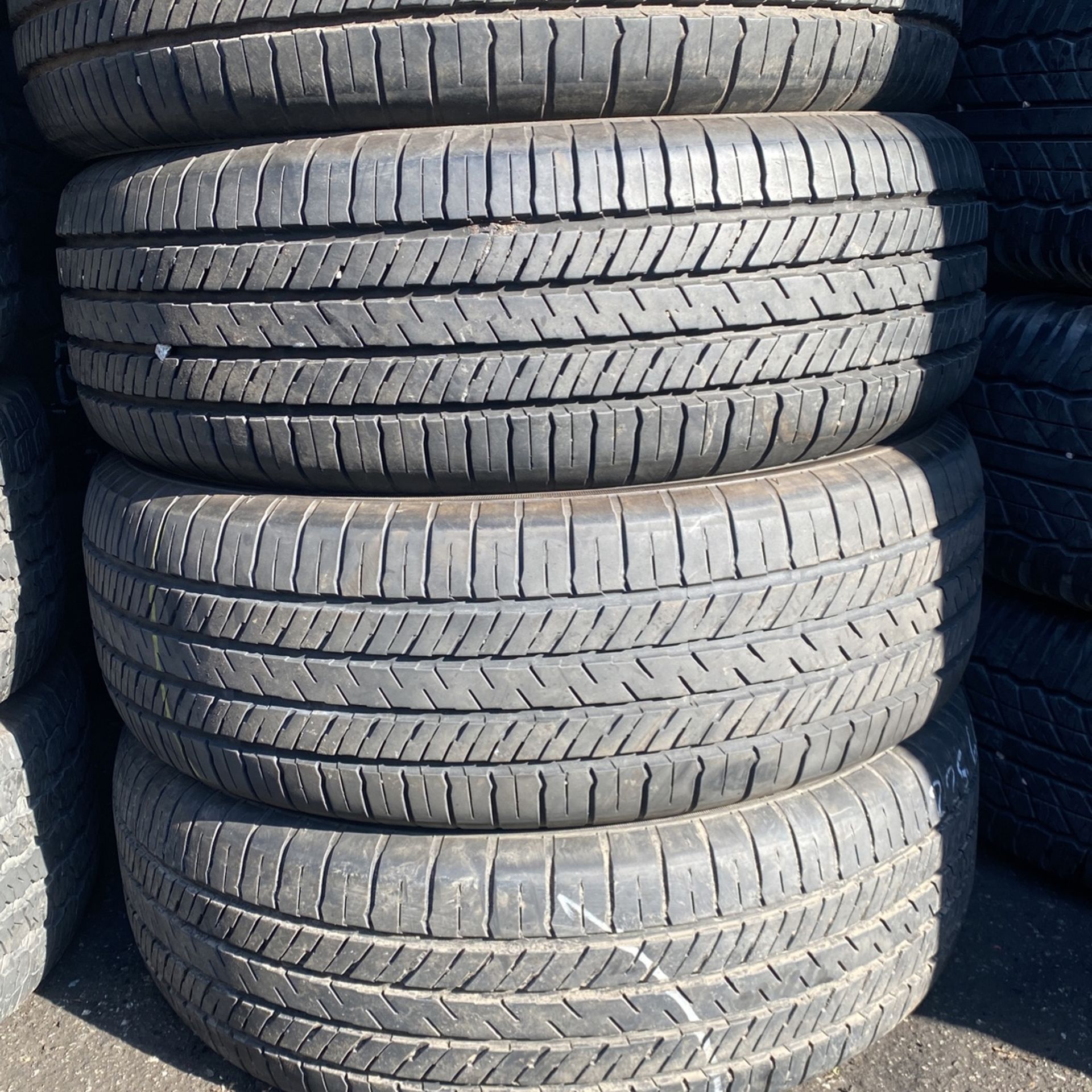 225/60R17 Marca Yokohama En Perfectas Condiciónes De Vida 