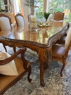 Beautiful French inspired Henredon Dinning table