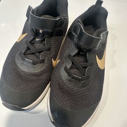 Nikes 2.5 Y Kids In Good Condition Needs Cleaning $10