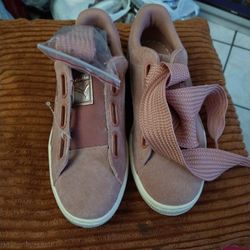 Nice  Women's PUMA Shoes Size 8 Brand New
