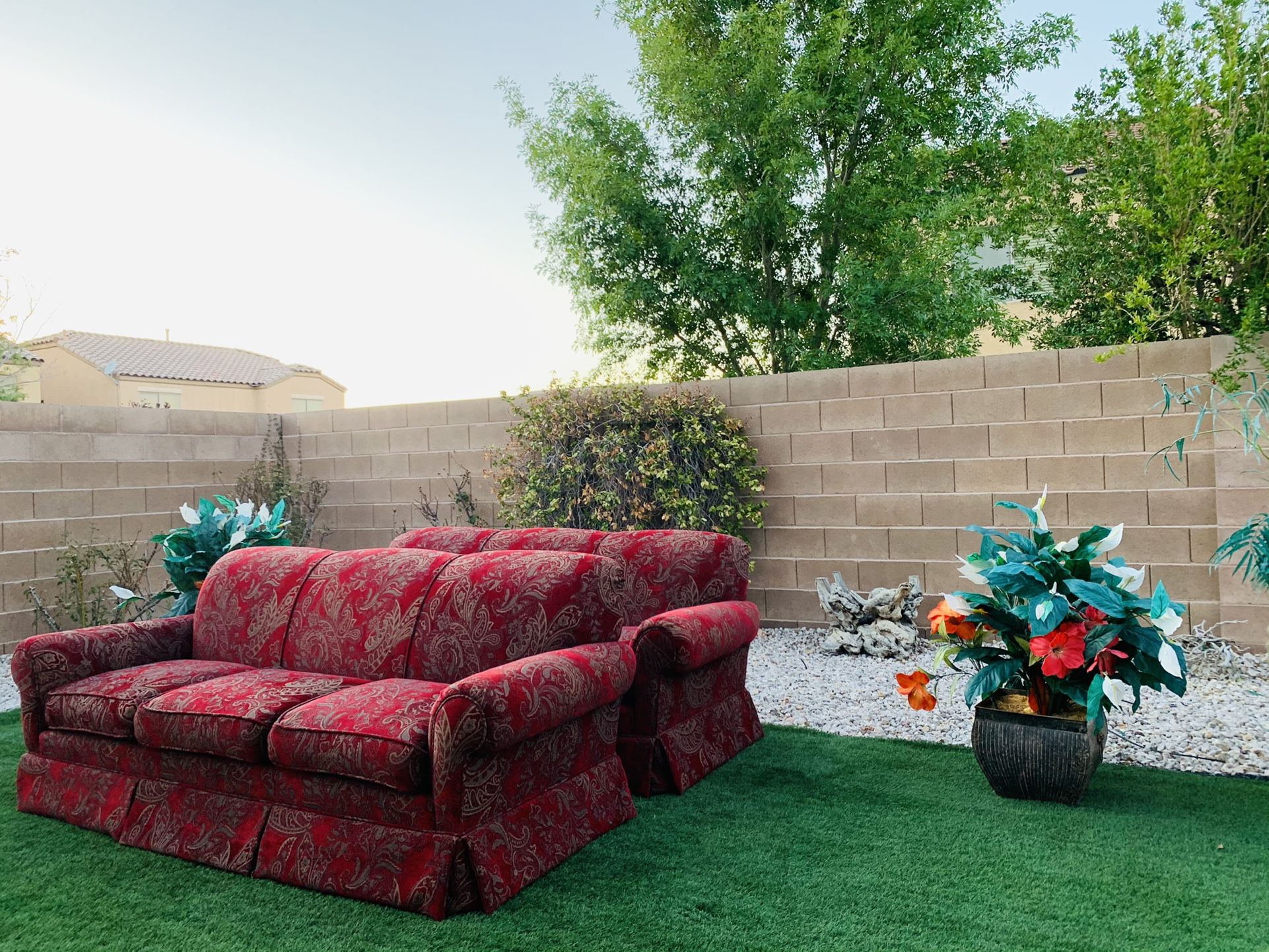BEAUTIFUL LIVING ROOM SET ( GENTLY USED 🥰👌🏻 ) FREE DELIVERY 🚛 FIRM PRICE $1250 ( RED COLOR ) SMOKE/PETS FREE 🥰