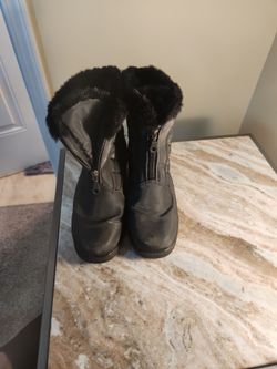 Black Winter Boots with Faux Fur Trim
