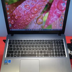  ASUS NOTEBOOK  Looks  LIKE  NEW.240. GB  SSD…..4.0-RAM .FASTER  and  READY FOR CLASSES  ON LINE OR WORK FROM HOME (ZOOM) Comes With Warranty ….