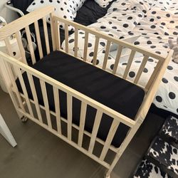 Mini crib + Mattress 
