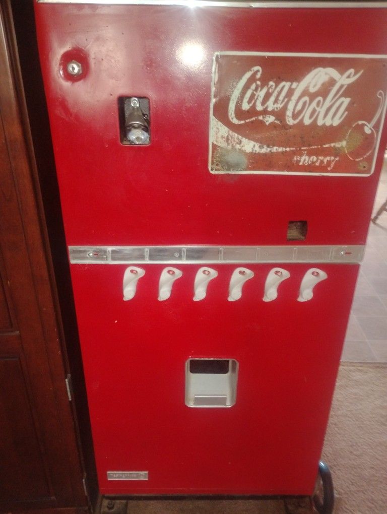Vintage Coke Cola Machine