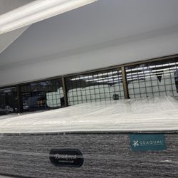 QUEEN SIZE SIMMONS BEAUTYREST HARMONY LUX MATTRESS & BOX SPRING BED SET