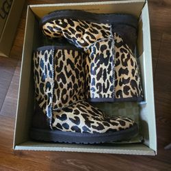 Uggs Boots Size 6 But fit Like a 7