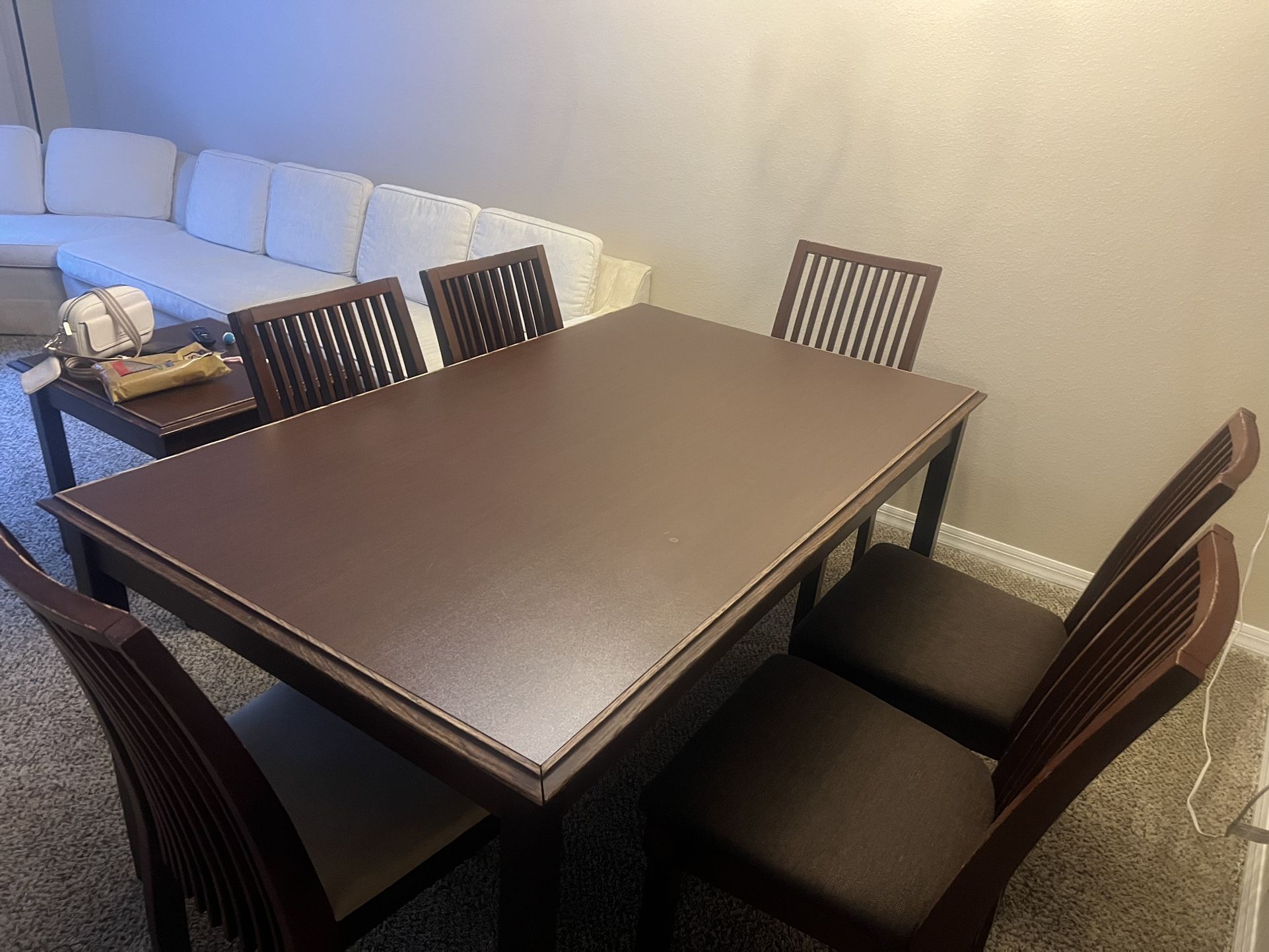 Dining Table with 6 Chairs – Great Condition