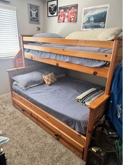 Twin/full bunkbed - includes twin size trundle $500 obo