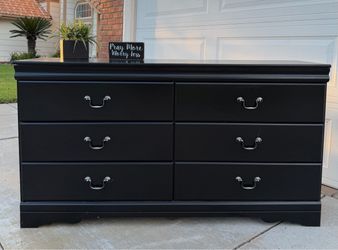 Beautiful Black 6-Drawer “Ashley Furniture” Dresser
